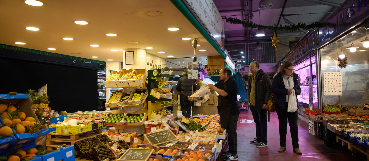 Expositor de una frutería en un mercado