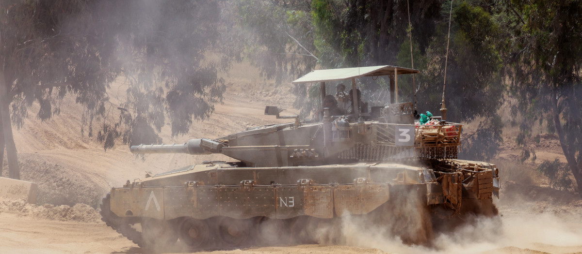 Un tanque del Ejército israelí toma posición en un área de la frontera sur de Israel con la Franja de Gaza