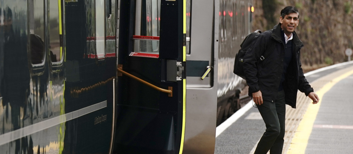 Prime Minister Rishi Sunak arrives at a train station in Cornwall on day 6 of the General Election campaign trail. Picture date: Wednesday May 29, 2024.