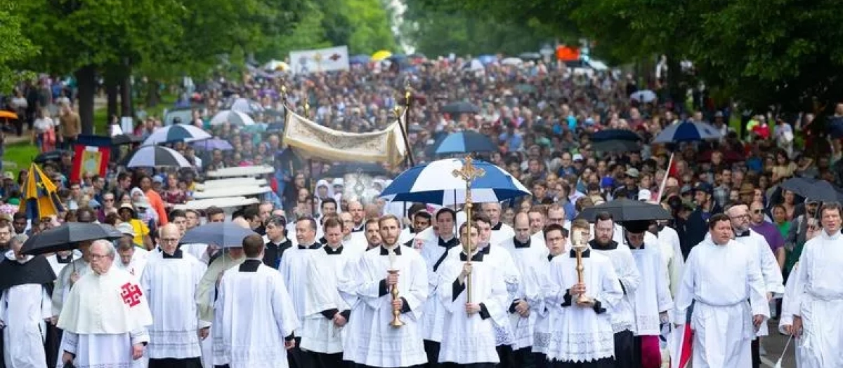 Una procesión con más de 7.000 personas recorrió el lunes pasado las calles de Minnesota