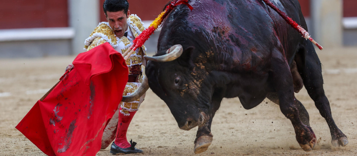 Talavante con el quinto de la tarde, al que cortó una oreja