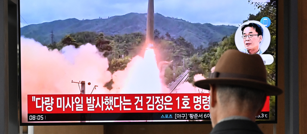 Una transmisión de noticias con imágenes de archivo de una prueba de misiles norcoreanos