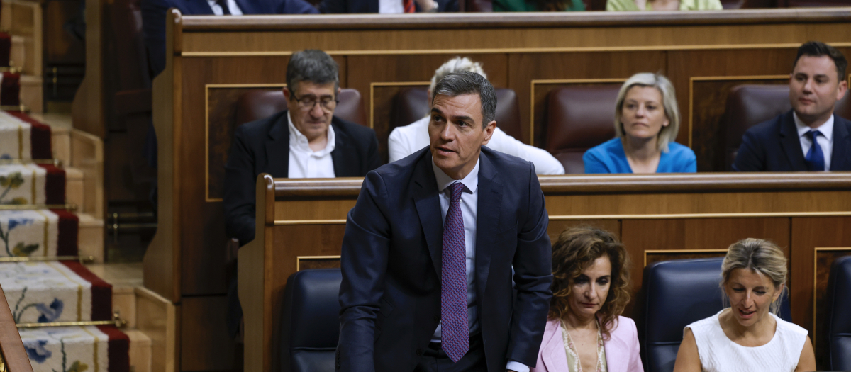 Pedro Sánchez en el momento de levantarse para votar "sí" a la amnistía