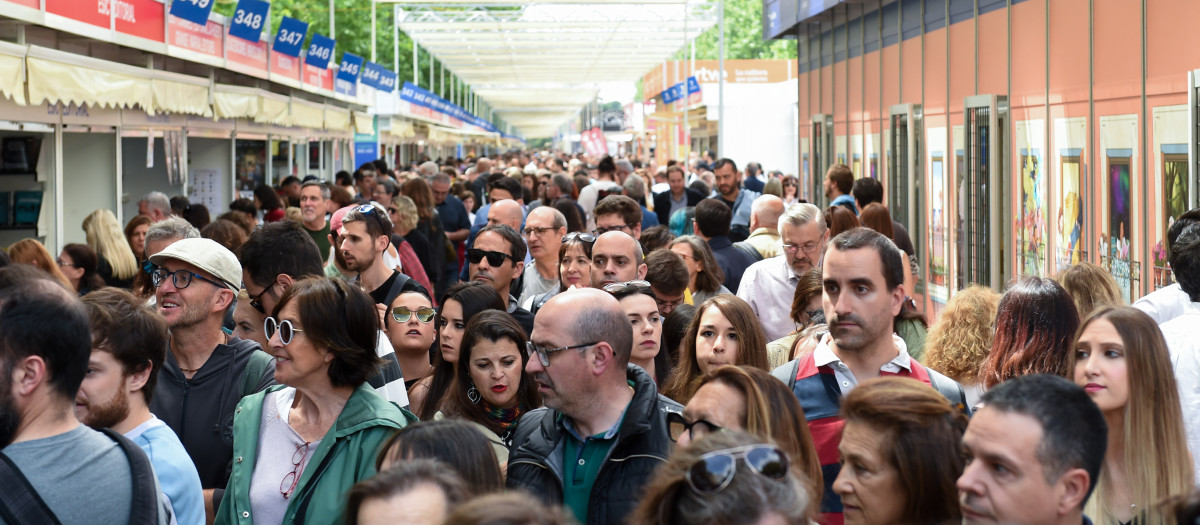 Numerosas personas asisten al segundo día de la Feria del Libro de Madrid