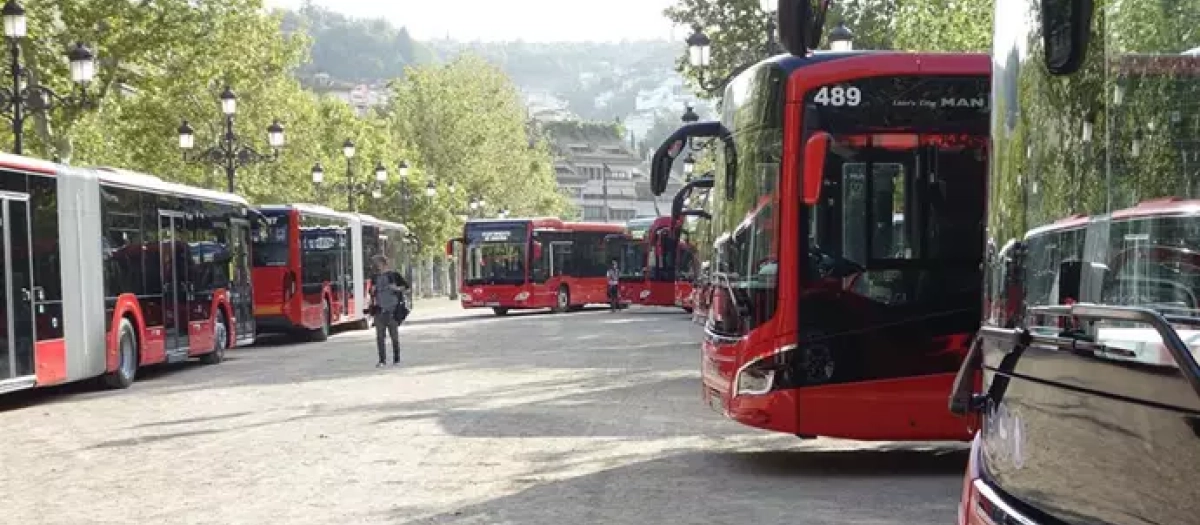 Los autobuses híbridos de Granada parados por la huelga de esta semana