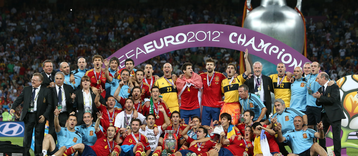 Jugadores de la selección española tras conseguir la Eurocopa en 2012