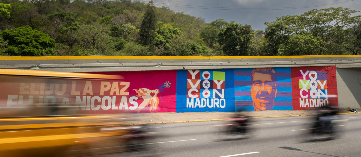 Un mural de campaña del mandatario y candidato a la reelección presidencial, Nicolás Maduro