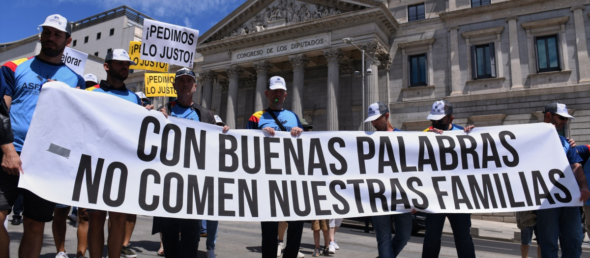 Varios manifestantes protestando delante del Congreso de los Diputados en una concentración de militares profesionales de 2022