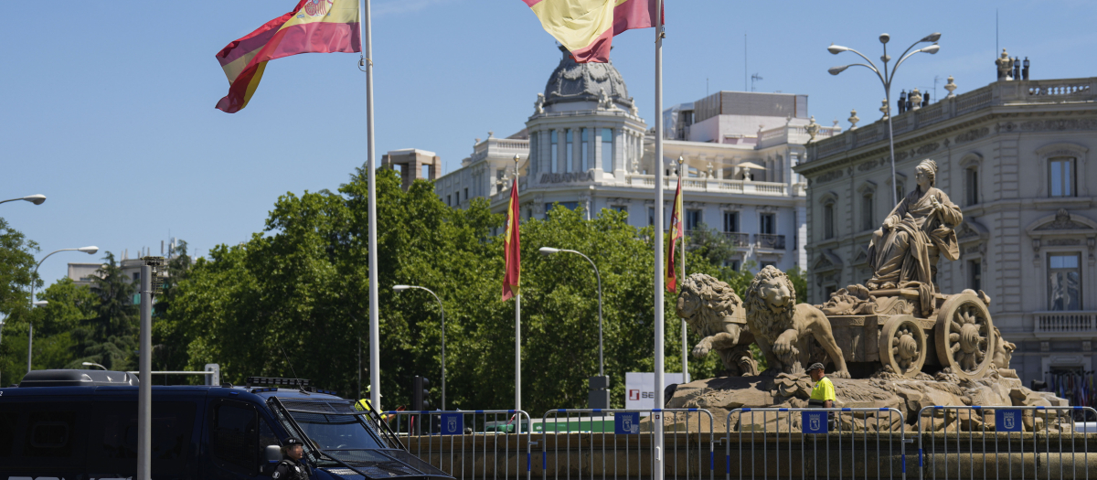 Ambiente en la plaza de Cibeles en Madrid horas antes de la final de la Champions que se celebra esta noche entre el Real Madrid y el Dortmund