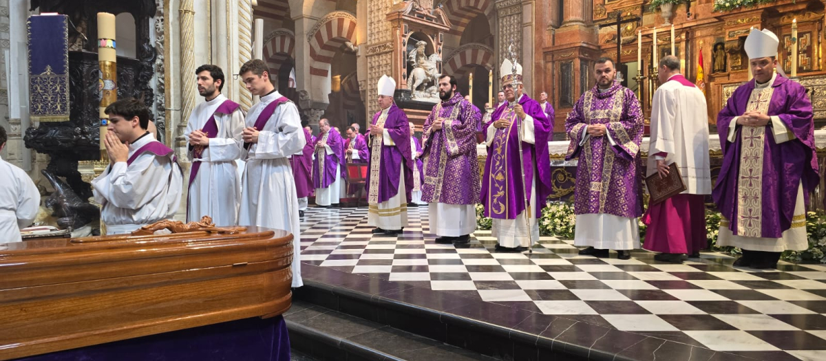 Misa exequial de don Gaspar Bustos, celebrada en la Santa Iglesia Catedral.