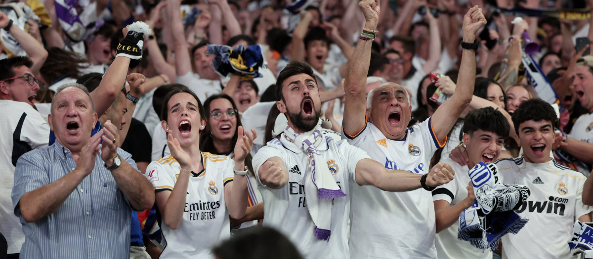 La afición celebra el gol de Carvajal en el Santiago Bernabéu