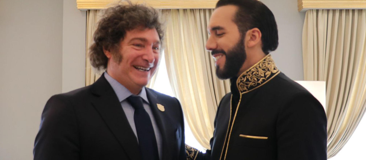 Fotografía cedida por la Presidencia de Argentina que muestra al presidente Javier Milei (i) junto al presidente salvadoreño Nayib Bukele