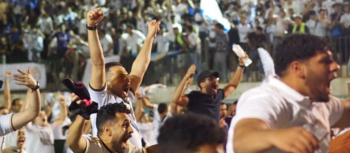 Hinchas del Real Madrid celebran la victoria del club en la final de la Champions League