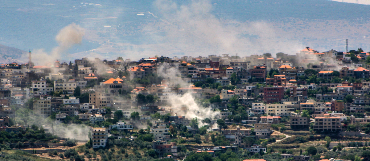 Columnas de humo en una zona fronteriza entre el Líbano e Israel