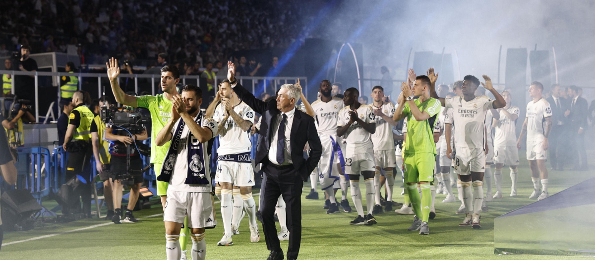 La plantilla del Real Madrid da la vuelta de honor al Santiago Bernabéu en la celebración de la Decimoquinta