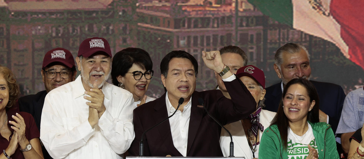 El dirigente del Movimiento de Regeneración Nacional (Morena), Mario Delgado, habla durante una rueda de prensa este domingo en Ciudad de México (México). Delgado aseguró que su candidata, Claudia Sheinbaum, será "la primera mujer presidenta" de México al imponerse en las elecciones presidenciales celebradas este domingo. EFE/José Méndez