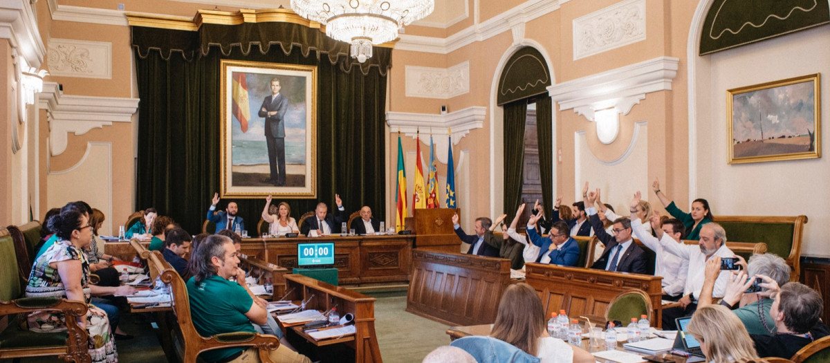 Imagen del pleno del Ayuntamiento de Castellón durante la votación del cambio de topónimo