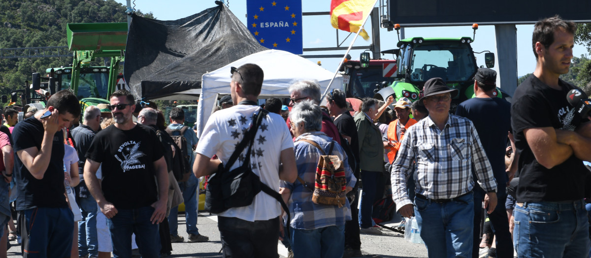 Agricultores y tractores cortan la autopista AP7 a la altura de Le Perthus, en la frontera entre España y Francia, a 3 de junio de 2024, en Le Perthus (Francia). Fuente:Europa Press