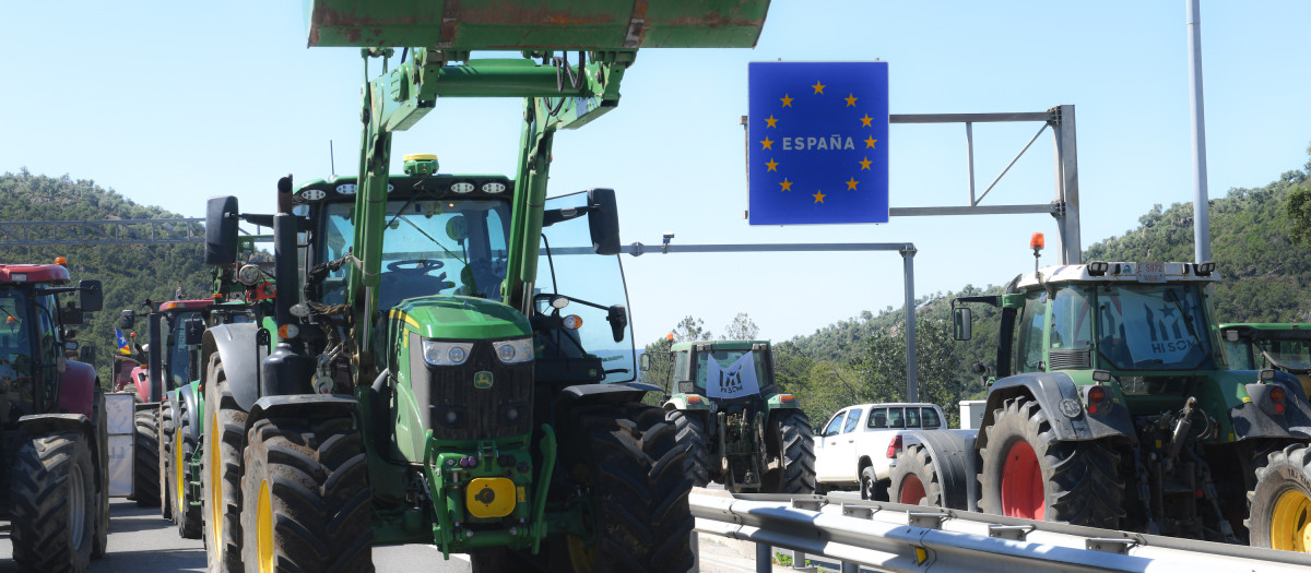 Tractores cortan la AP7 a la altura de Le Perthus, en la frontera entre España y Francia, a 3 de junio de 2024, en Le Perthus, Francia. Fuente: Europa Press
