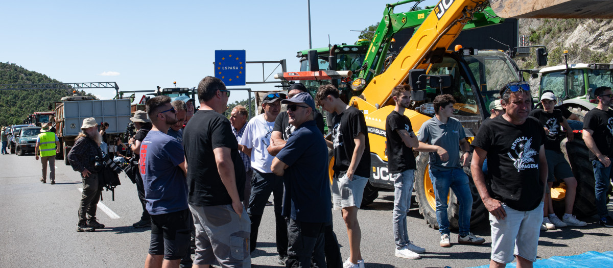 Agricultores durante una protesta en la autopista AP7 a la altura de Le Perthus, en la frontera entre España y Francia, a 3 de junio de 2024, en Le Perthus (Francia). Fuente: Europa Press