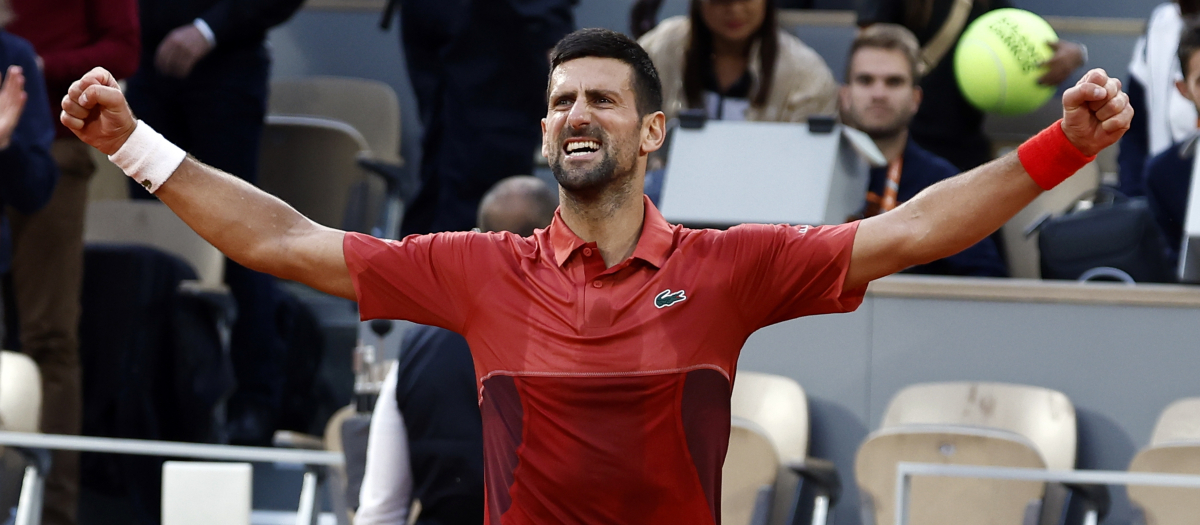 El tenista serbio Novak Djokovic celebra el pase a cuartos de final de Roland Garros tras vencer a Francisco Cerundolo