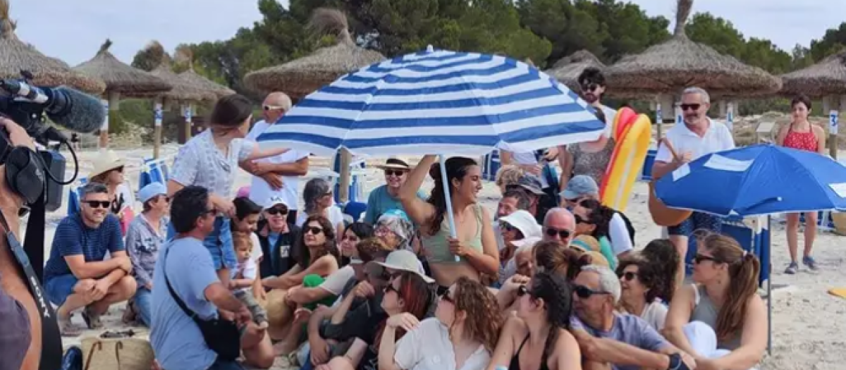 Un momento de la 'performance' organizada por el movimiento 'Ocupemos nuestras playas' en sa Ràpita