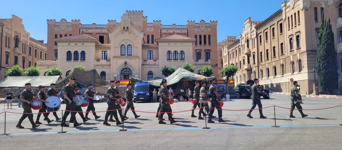 La Banda de Guerra y la Escuadra de Gastadores durante las Jornadas de Puertas Abiertas del Acuartelamiento de El Bruch en Barcelona: