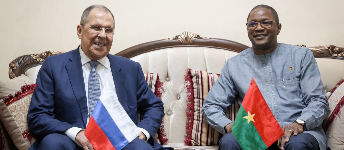 Sergey Lavrov, ministro de relaciones Exteriores de Rusia con su contraparte de Burkina Faso Jean Marie Karamoko
