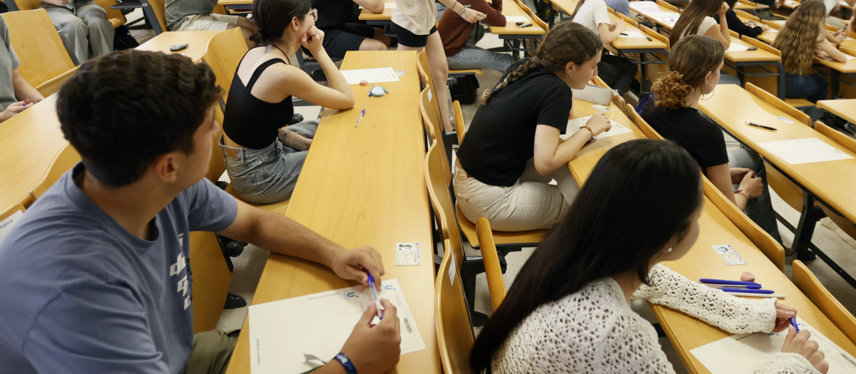 Estudiantes andaluces esperando comenzar sus pruebas de la EBAU de este año