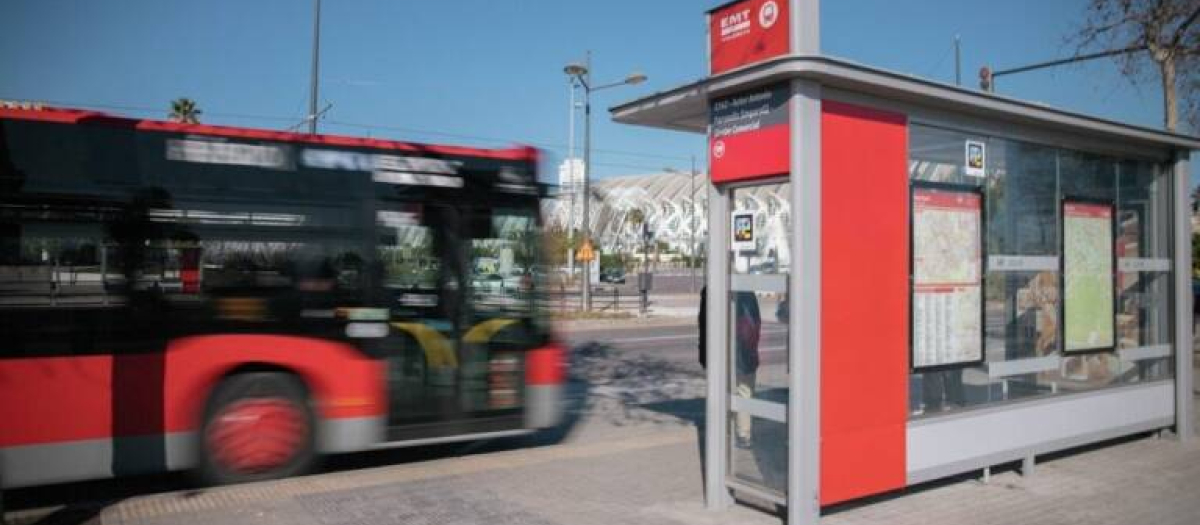 Un autobús en Valencia, junto a la Ciudad de las Artes y las Ciencias