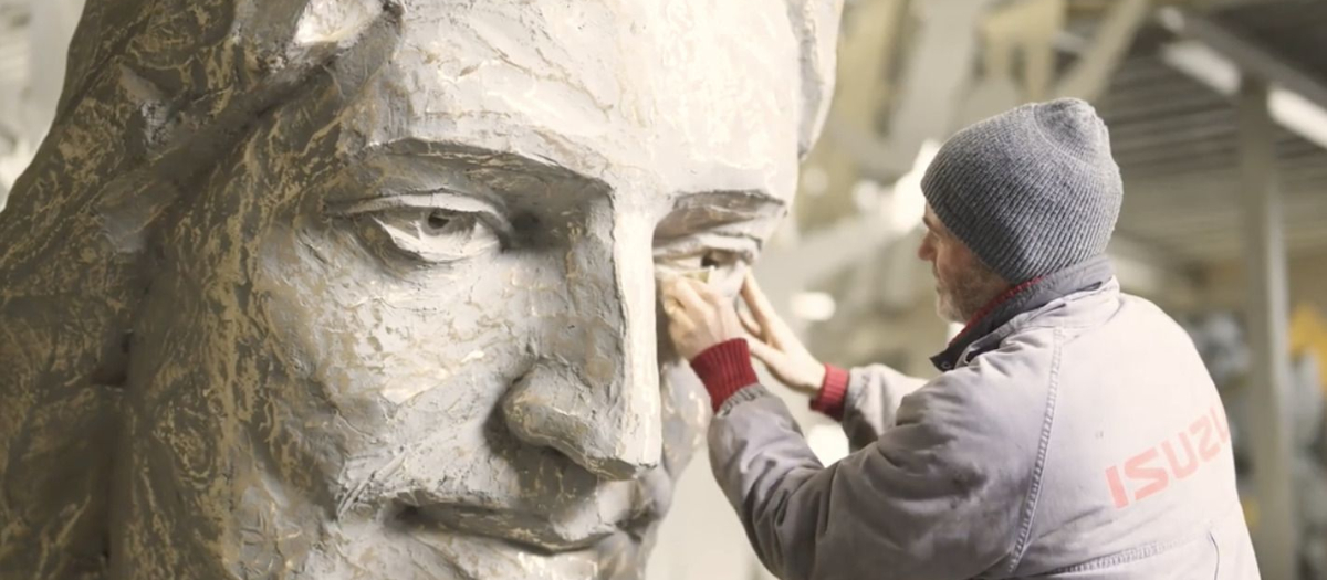 El escultor italiano Alessandro Mutto comenzó los trabajos de la estatua hace año y medio