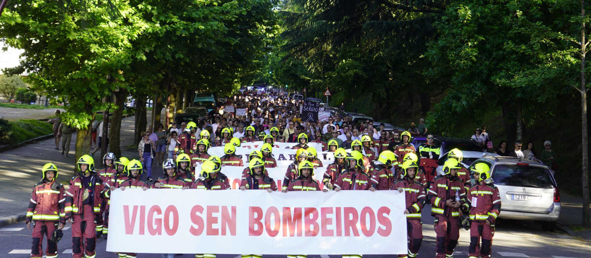 Decenas de bomberos protestan en una manifestación en Vigo