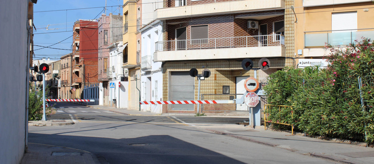 Imagen del antiguo paso a nivel en la localidad valenciana de Almácera