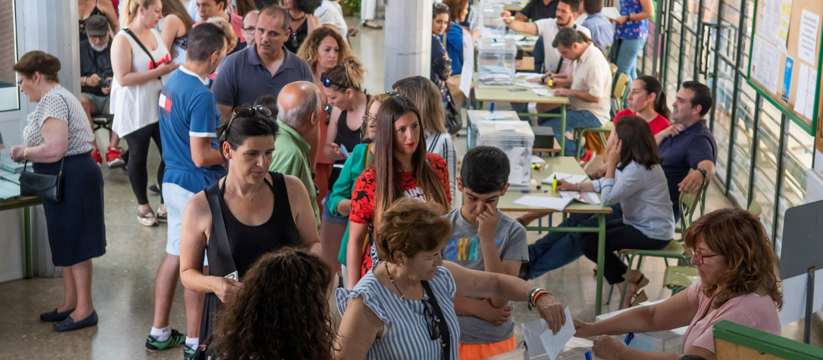 Ambiente en un colegio electoral de Sevilla durante las elecciones europeas de 2019