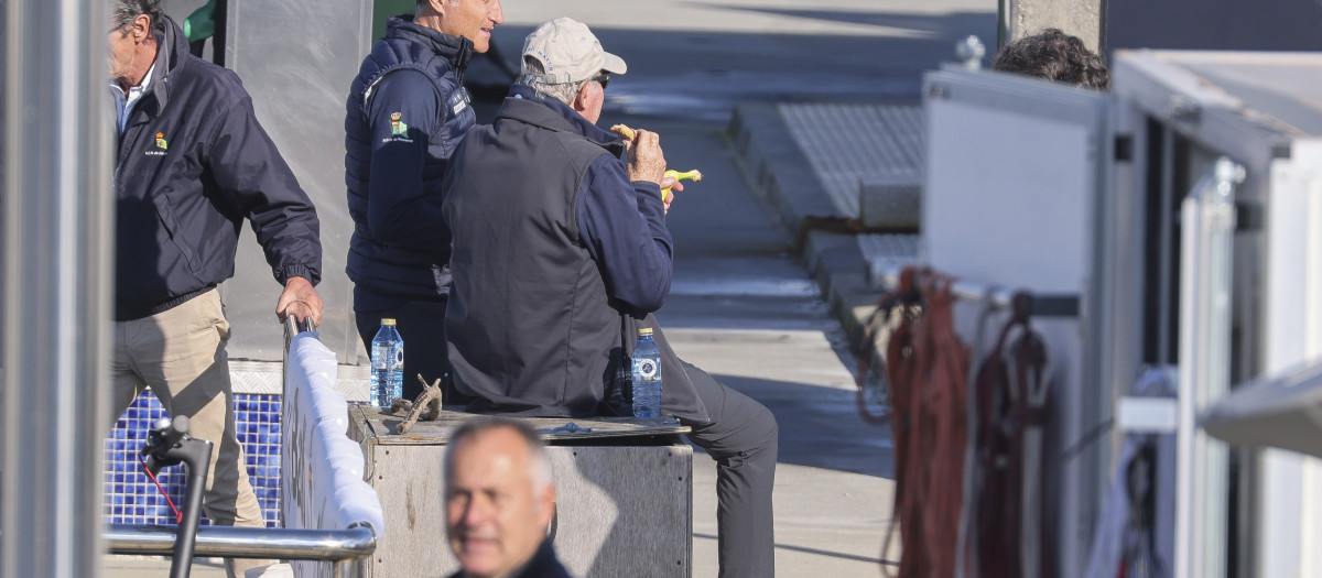 El Rey Juan Carlos, comiendo un bocadillo en Sangenjo