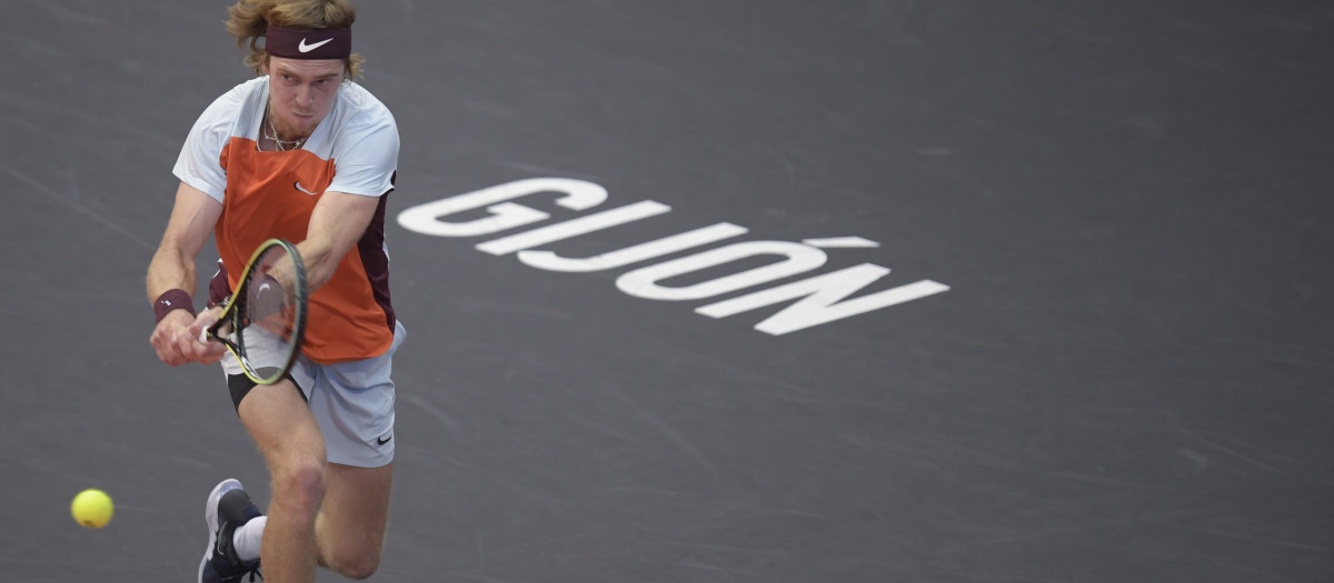 El tenista ruso Andre Rublev, devuelve una bola durante la final del Gijón Open ATP 250 de 2022