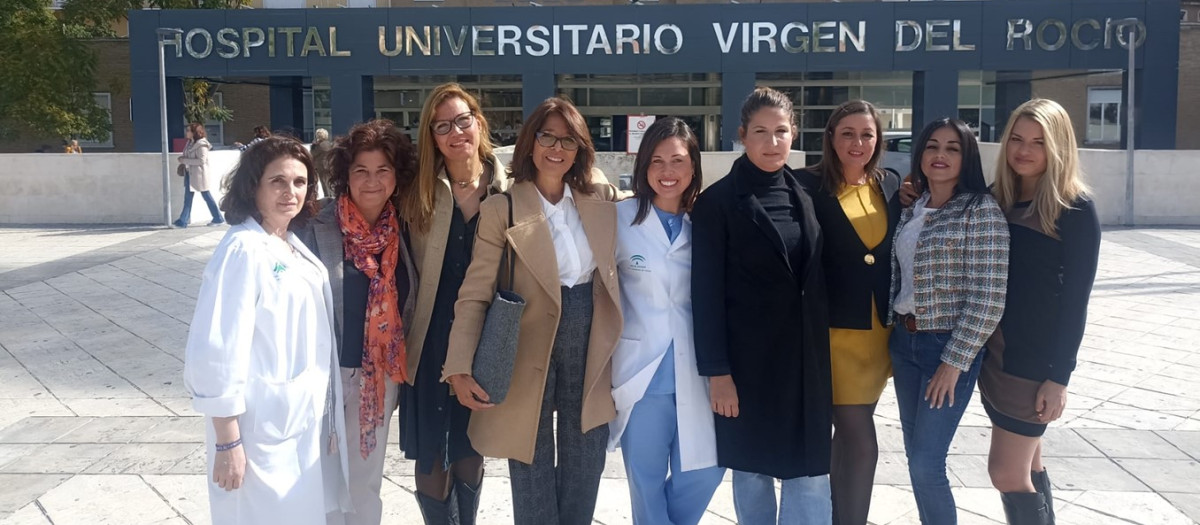 'Las chicas del cable', como son conocidas, posan sonrientes frente al Virgen del Rocío