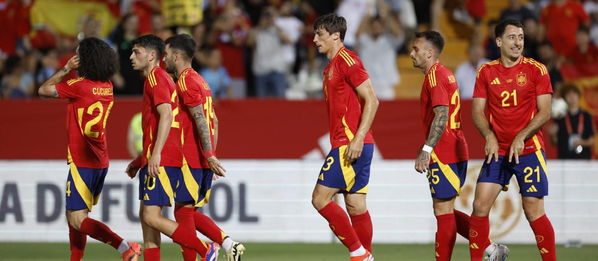 Los jugadores de España celebran un gol a la selección de Andorra en Badajoz
