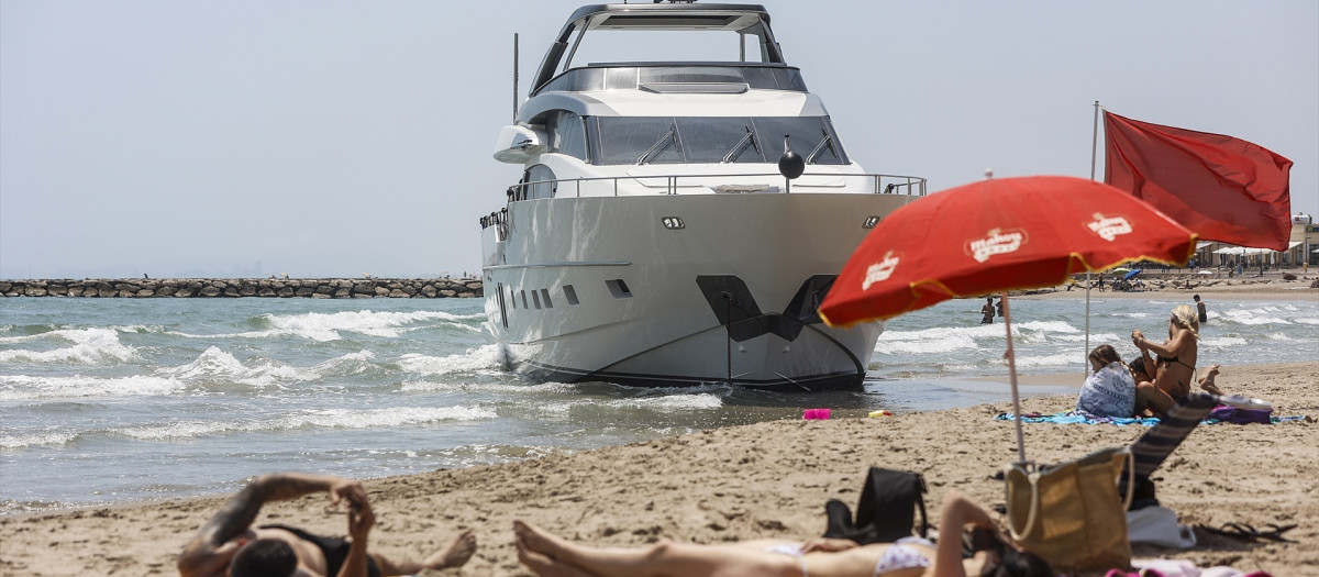 El yate encallado en la playa de Pinedo, en Valencia