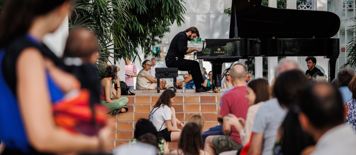 El pianista Rafael Kyrychenko interpreta al piano ‘El ruiseñor y los cuadros’ durante la primera edición de Piano City Madrid