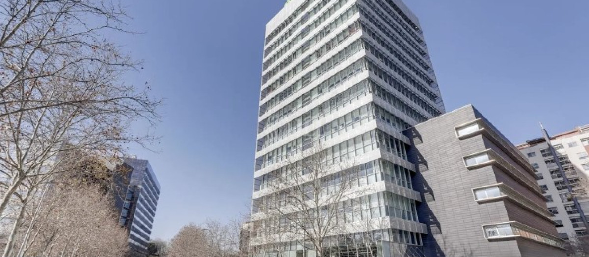 Edificio de oficinas en la calle Titán 8