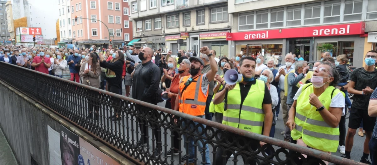 Protesta de los vecinos de Os Mallos, en La Coruña, realizada en 2021 por la inseguridad