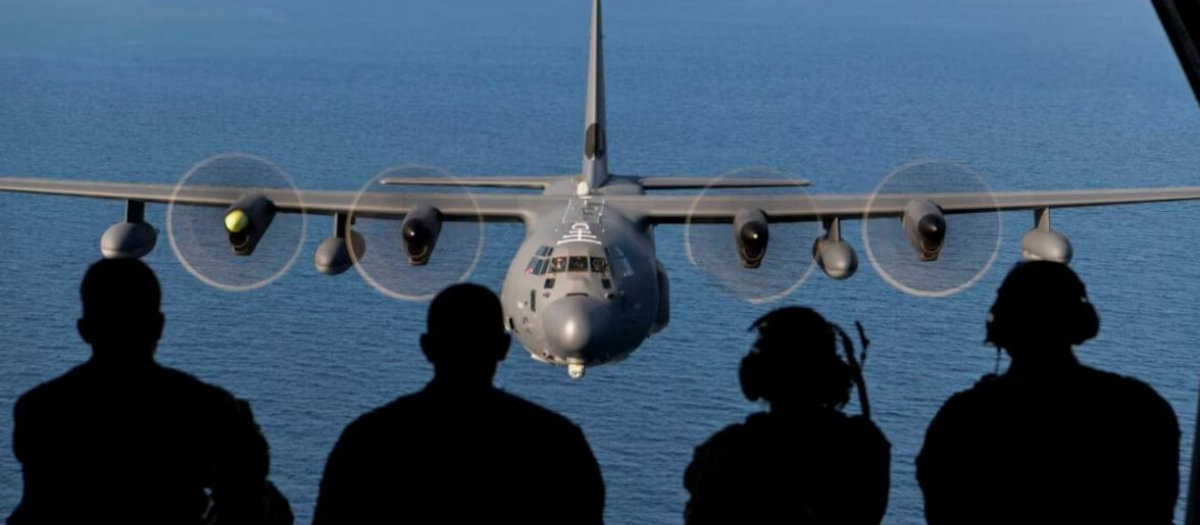 Dos aviones de la Marina de EE.UU. en pleno vuelo en algún lugar del Indopacífico