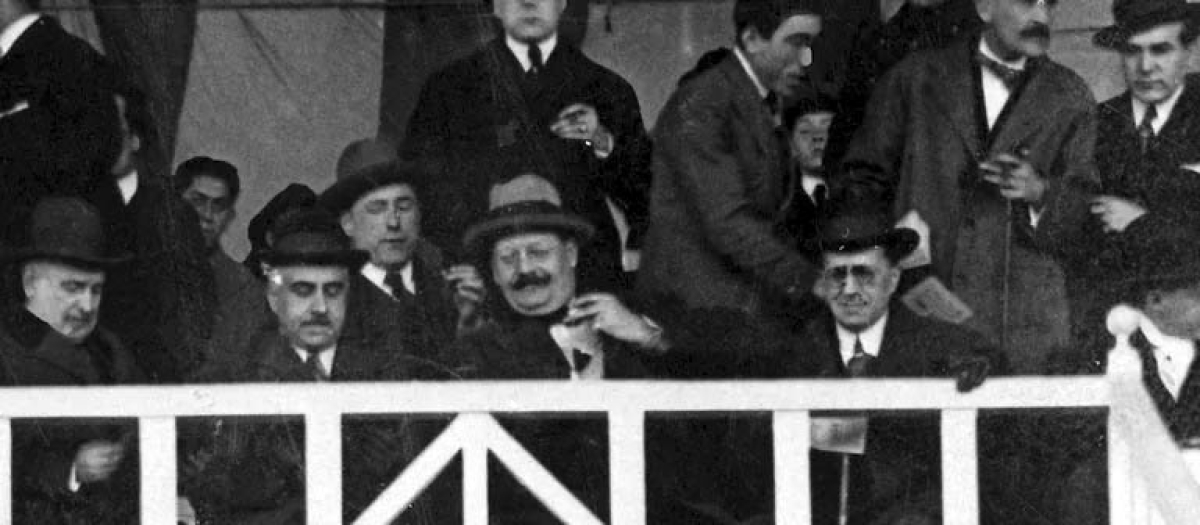 El fundador del FC Barcelona, Hans Gamper, mirando un partido