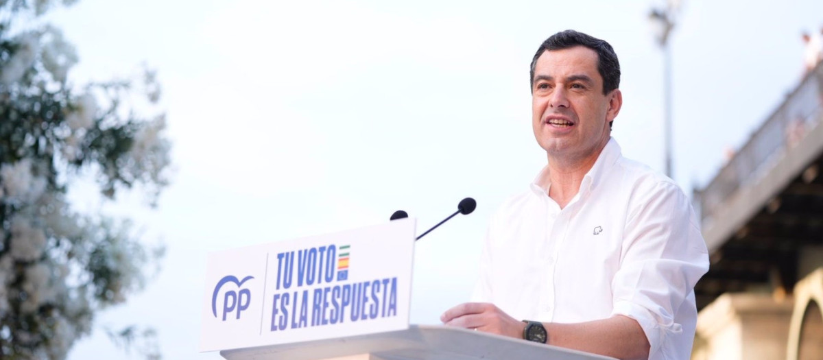 Juanma Moreno, en Sevilla, durante el acto de cierre de campaña europea del PP andaluz