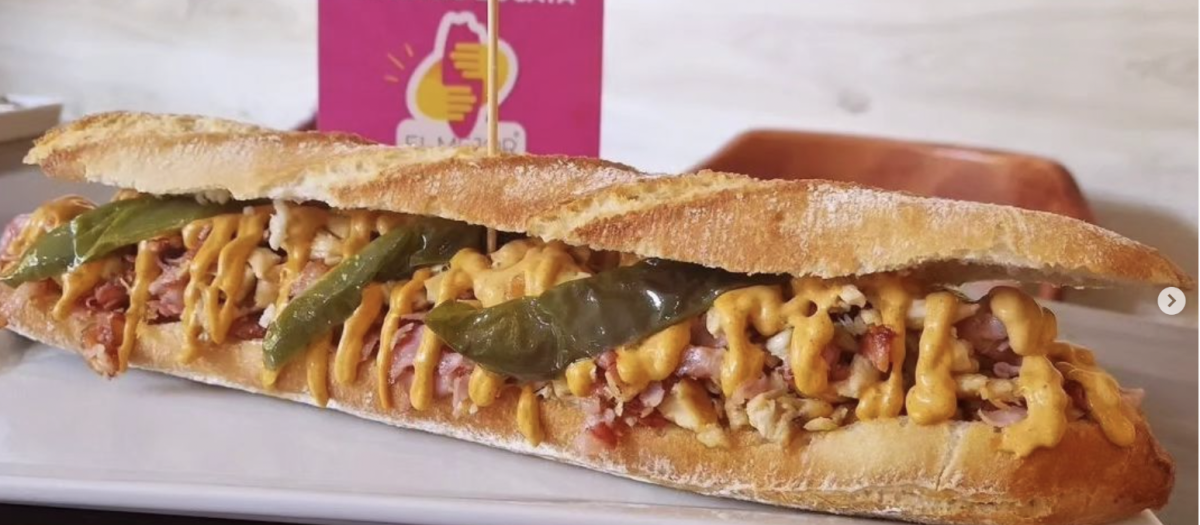 El mejor bocadillo de España lleva pollo, beicon, pimiento verde y una salsa secreta con un toque picante. Todo ello servido en un pan rústico