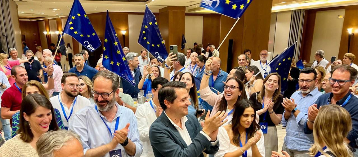 Celebración de los resultados en la sede electoral del PP en Córdoba