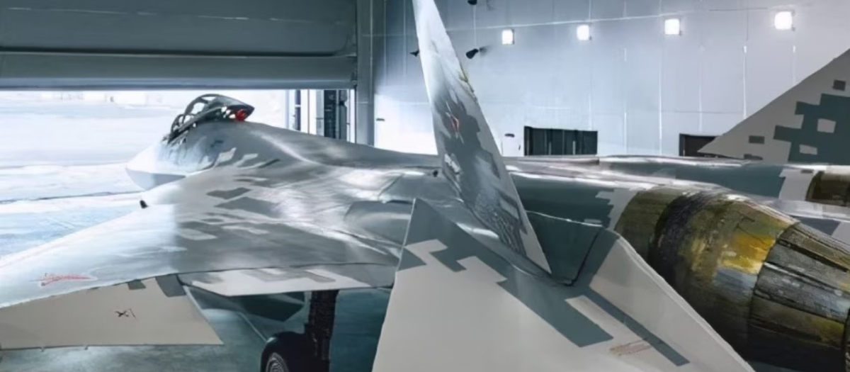 Un avión de combate SU 57 en el hangar