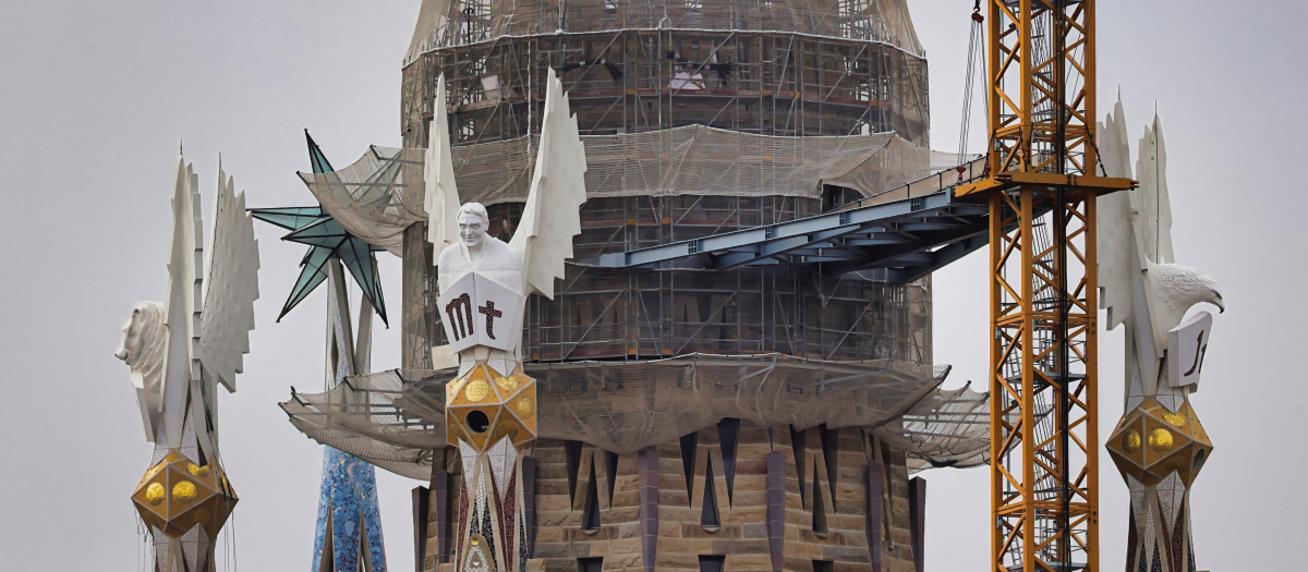 Vista de la macrogrúa que terminará la torre de Jesús en la Sagrada Familia.