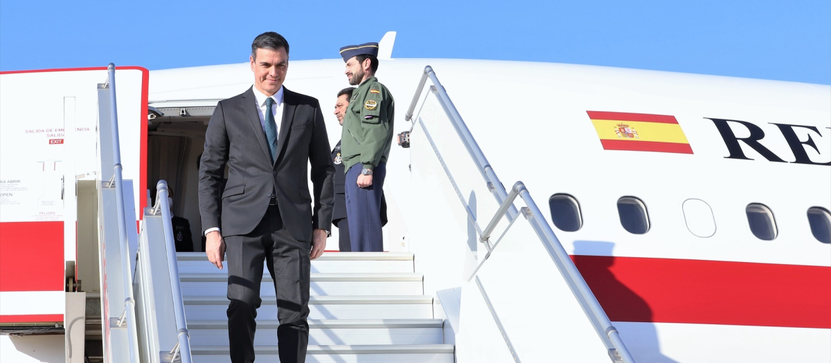 El presidente del Gobierno de España, Pedro Sánchez, baja del avión presidencial